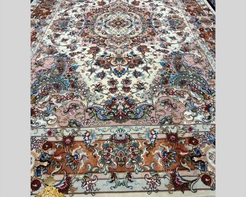 جفت ۶ متری نقشه خطیبی ۴۰ رج چله ابریشم  حاشیه ابریشم جنس مرینوس ابریشم  زمینه کرم حاشیه مسی  