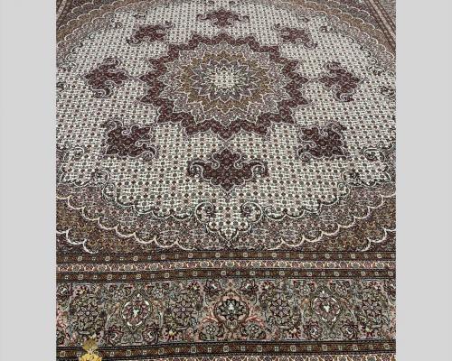 قالیچه  ۲×۲طرح ماهی کرم  ۵۰رج  زمینه کرم حاشیه افسری جنس مرینوس ابریشم
