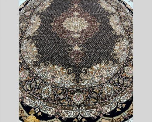 قالیچه بیضی طرح ماهی موج مهر ۵۰رج زمینه سرمه‌ای حاشیه سرمه‌ای جنس مرینوس ابریشم