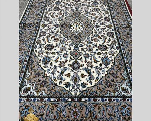 زرع ونیم کرک کاشان شادسر  گل ابریشم   ۱۱۰×۱۶۰زمینه کرم حاشیه فیلی