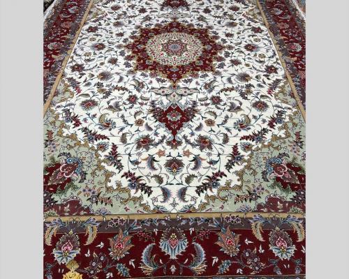 تک ۶ متری تقی زاده مرینوس گل ابریشم چله ابریشم ۵۰رج زمینه کرم حاشیه زرشکی 