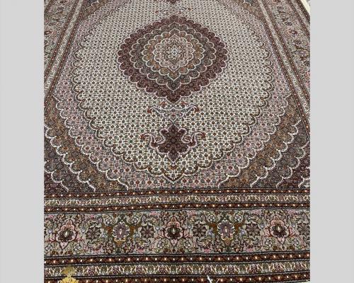 قالیچه ماهی پنجاه رج ۱۱متن زمینه کرم حاشیه افسری
