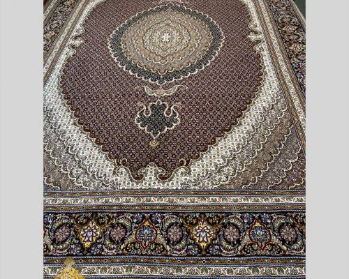 تک۶متری چهل رج رنگ زمینه دونه اناری حاشیه سرمه ای جنس مرینوس گیاهی پنج رنگ ابریشم ۱۳ متن