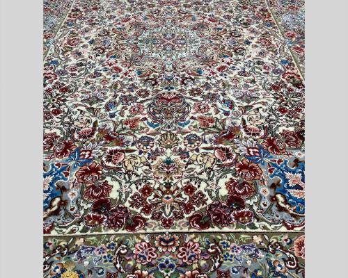 جفت۶متری مهرگان اصفهان  گل ابریشم ۴۰رج  زمینه کرم حاشیه خاکی نقره ای تولید انحصاری فرش زائری