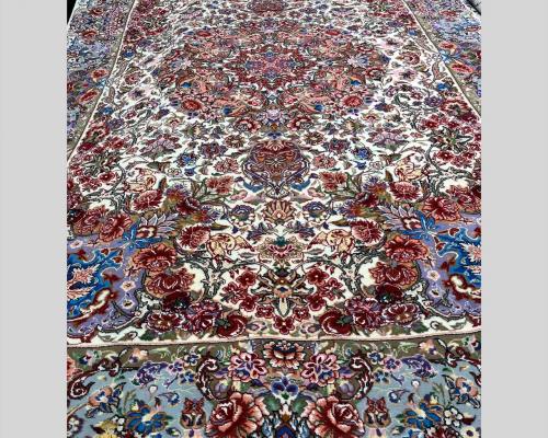 جفت۶متری مهرگان اصفهان  گل ابریشم  ۴۰رج  زمینه کرم حاشیه خاکی نقره ای لچک یاسی تولید انحصاری فرش زائری 