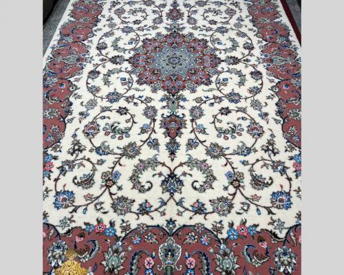 تک ۴متری اردکان اصل نصیریان نقشه درباری 32 خانه  جنس پشم چهار رنگ ابریشم زمینه کرم حاشیه مسی