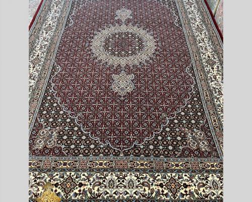 جفت شیش متری مود بیرجند زمینه زرشکی حاشیه کرم ۴۵ رج جنس کرک گل ابریشم 