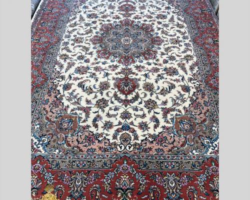 جفت شیش متری نقشه مزیدی گل ابریشم جنس کرک زمینه کرم حاشیه مسی ۴۴ خونه  