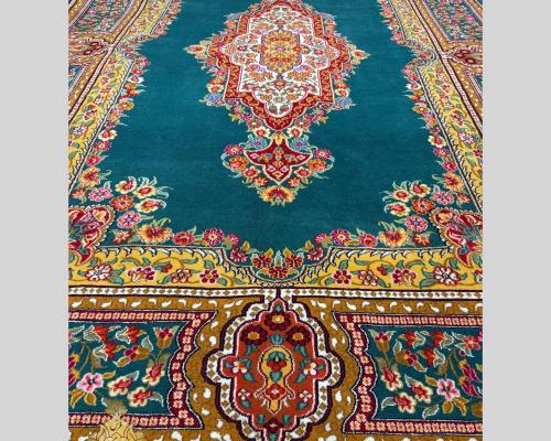 فرش عشایری تک ۶ متری با جنس پشم طبیعی و گل‌هایی از ابریشم، رنگ سبز یشمی دلنشین — انتخابی ایده‌آل برای دیزاین‌های سنتی و فضاهای کلاسیک