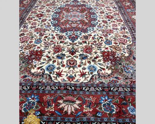 جفت فرش ۶ متری پشم اردکان با نقشه اراک و گل‌های زیبا.زمینه کرم، حاشیه مسی گرم — مناسب دکورهای کلاسیک و اصیل ایرانی.