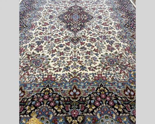 جفت شش‌متری یزد با نقشه گلریز کرمان،جنس پشم زمینه کرم و حاشیه سرمه ای. فرشی شیک، خوش‌نقش و مناسب دکورهای کلاسیک و مدرن
