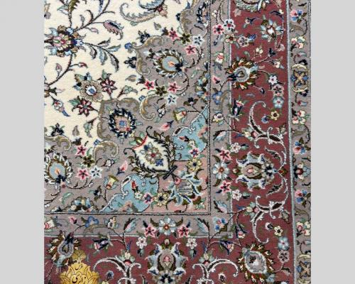 نمای نزدیک از مرکز فرش درختی کاشان با گلهای ریز و نقشهای اسلیمی