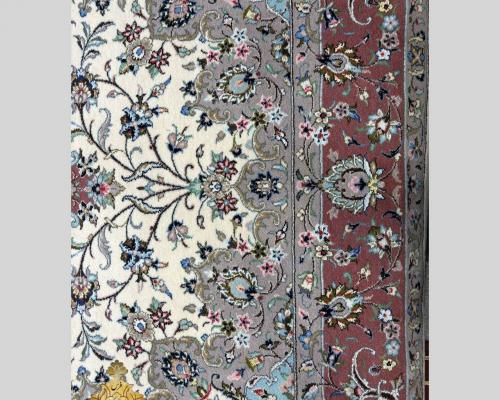 حاشیه مسی  و کرم فرش کاشان با نقوش سنتی و رنگهای ملایم